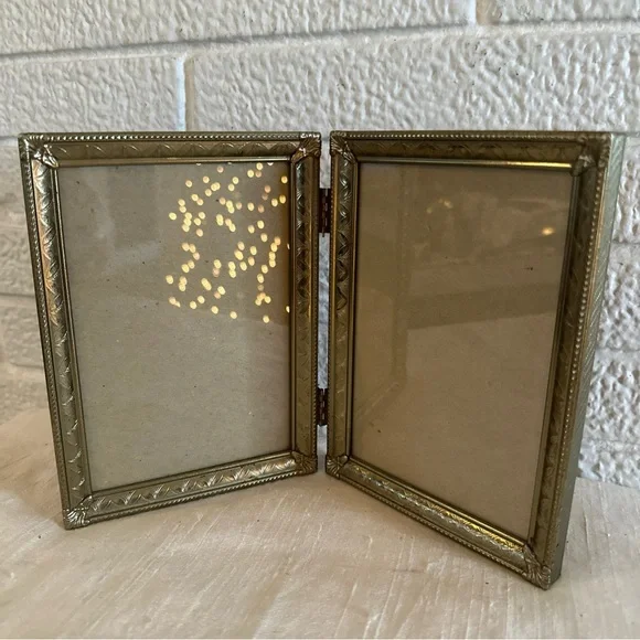 VINTAGE DANISH ORNATE GOLD BRASS BI-FOLD PICTURE FRAME 5X7 - Picture 3 of 7